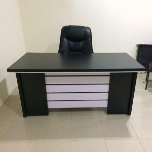 Bàn trưởng phòng 1m4 sọc trắng đen