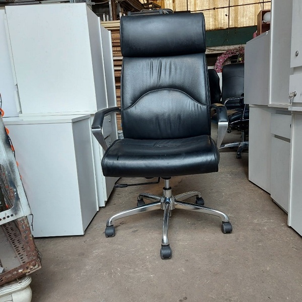 ghe giam doc cu chan inox mau den