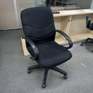 Ghế xoay văn phòng cũ lưng trung màu đen