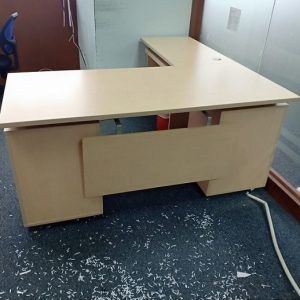 Bàn làm việc L cũ màu vàng kem