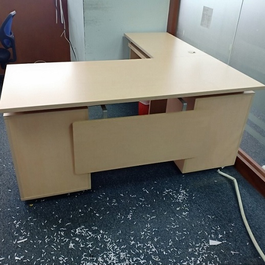 ban lam viec L vang kem