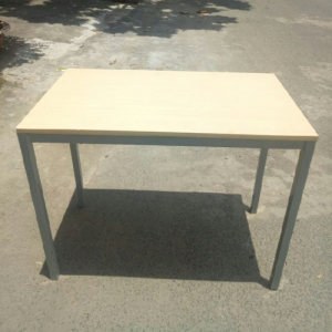 Bàn làm việc chân sắt 1m2 cũ