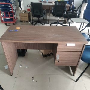 Bàn làm việc cũ 1m2 màu nâu mới 95%