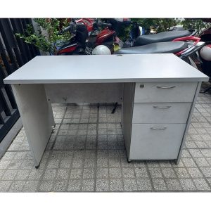 Bàn làm việc cũ liền hộc màu trắng xám
