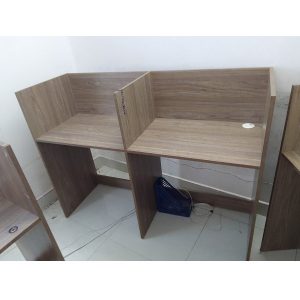 Bàn cụm vách ngăn cũ 2 chỗ màu nâu