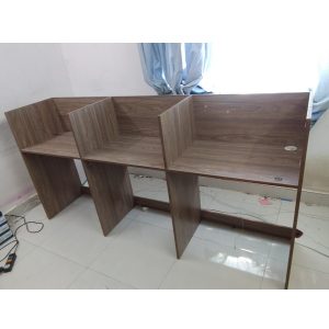 Bàn cụm vách ngăn cũ 3 chỗ màu nâu