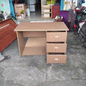 Bàn làm việc cũ 1m2 có 3 hộc màu nâu 90%