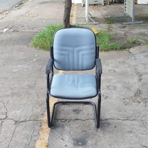 Ghế chân quỳ cũ bọc vải bố màu xanh