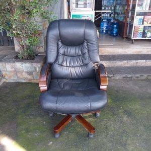 Ghế giám đốc bọc da cũ màu đen mới 90%