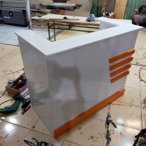 Quầy thu ngân chữ U 1m2 trắng cam giá rẻ