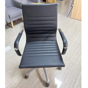 Ghế xoay bọc da cũ màu đen mới 95%