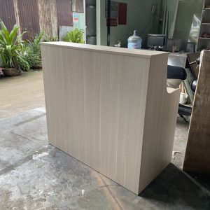 Thanh lý quầy lễ tân 1m2 vân sồi mới 99%