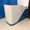 Quầy lễ tân bo cong chữ L trắng xanh