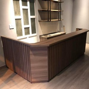 Quầy lễ tân chữ L 2m4 x 1m4 màu nâu giá rẻ