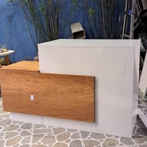 Quầy lễ tân cũ 1m2 trắng ốp vân gỗ