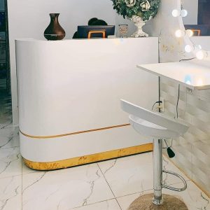 Quầy thu ngân spa 1m2 bo cong chỉ vàng