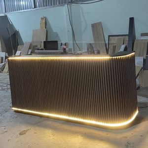 Quầy lễ tân khách sạn 2m2 bo cong màu đen nâu