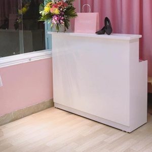 Quầy thu ngân shop thời trang full trắng
