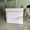 Quầy lễ tân 1m2 trắng phối vân gỗ mới 99%