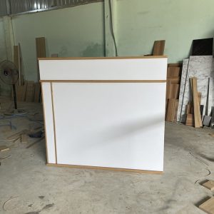 Quầy lễ tân 1m2 trắng phối vân gỗ mới 99%