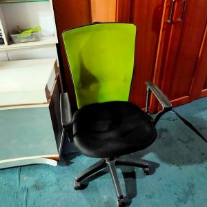 Ghế xoay lưng lưới cũ xanh lá