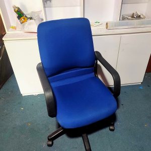 Ghế xoay lưng trung bọc vải màu xanh dương mới 95%