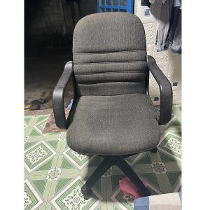 Ghế xoay cũ lưng trung màu xám có tay vịn