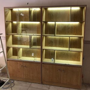 Tủ kệ trưng bày màu vân gỗ gắn LED