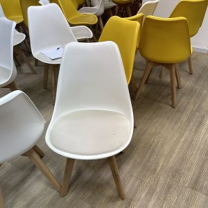 Ghế Nhựa Trắng Chân Gỗ